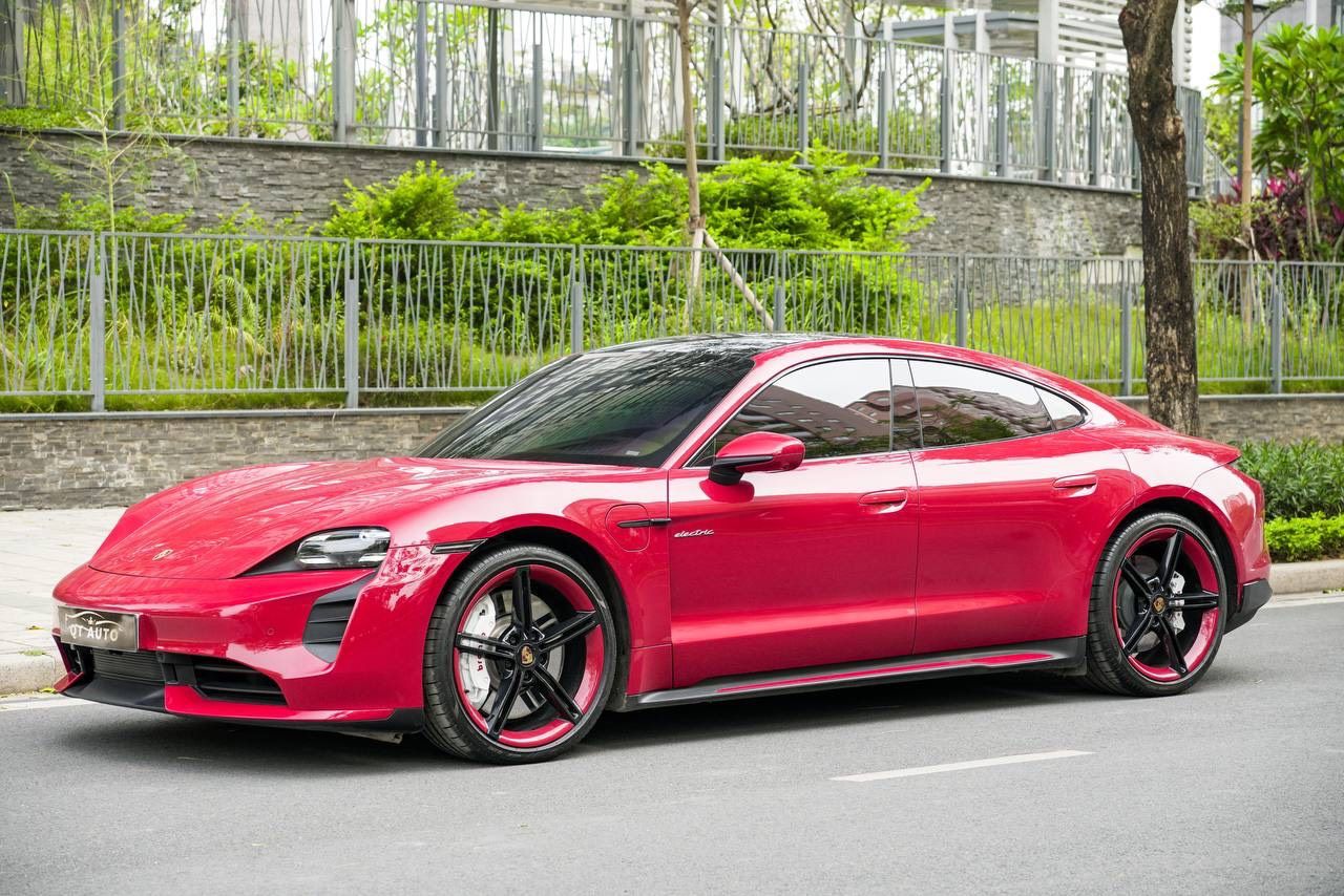 Porsche Taycan 2021 - Màu đỏ Carmine Red