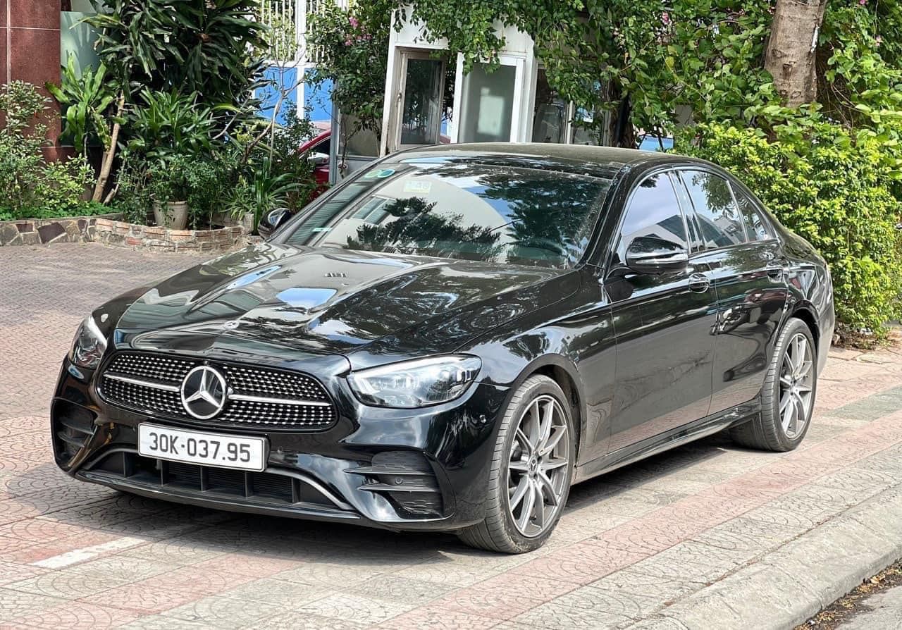 Mercedes-Benz E300 2020 - Màu đen