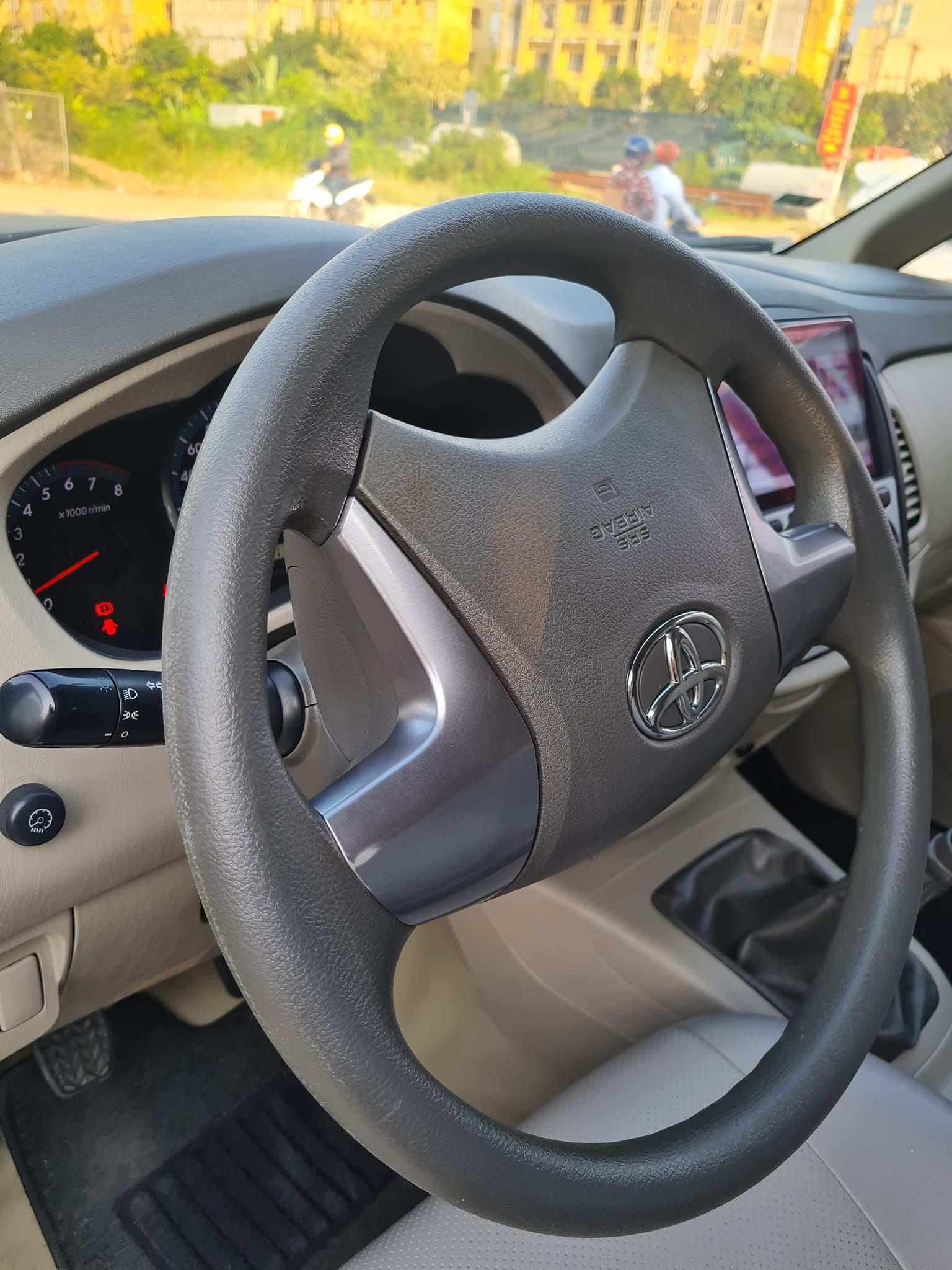 Toyota Innova 2015 - Màu bạc