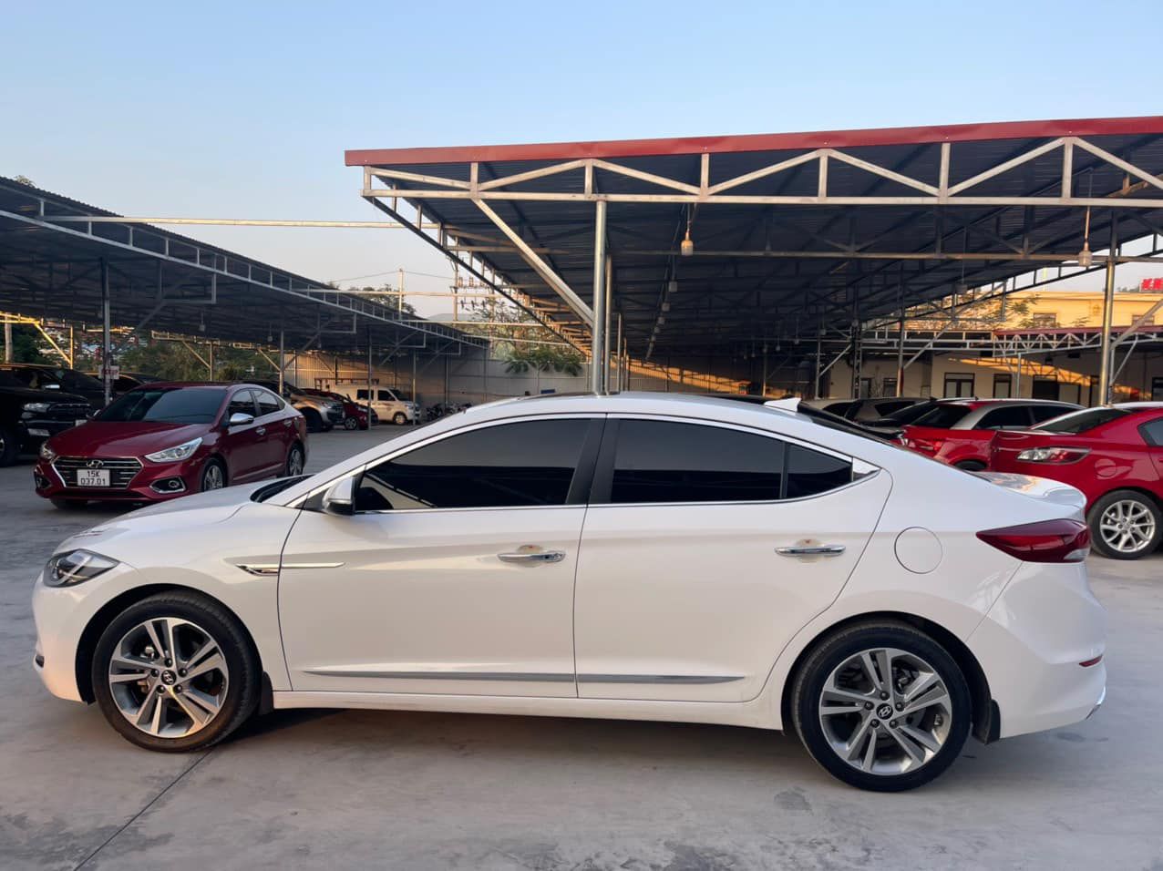 Hyundai Elantra 2018 - Màu trắng giá ưu đãi