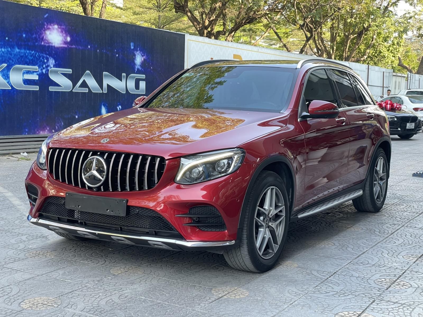 Mercedes-Benz GLC 300 2018 - Cần bán xe màu đỏ