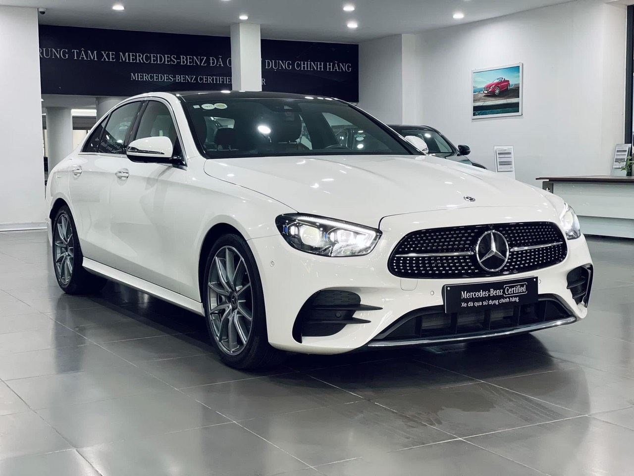 Mercedes-Benz E300 2022 - Màu trắng, giá tốt