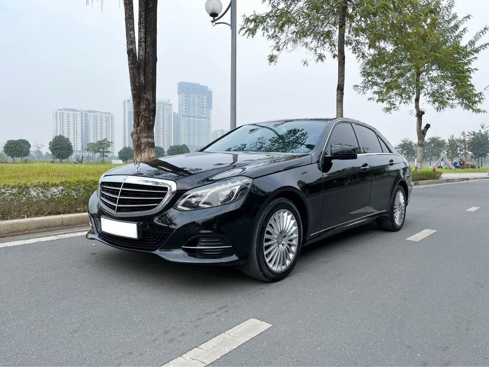 Mercedes-Benz E200 2015 - Màu đen