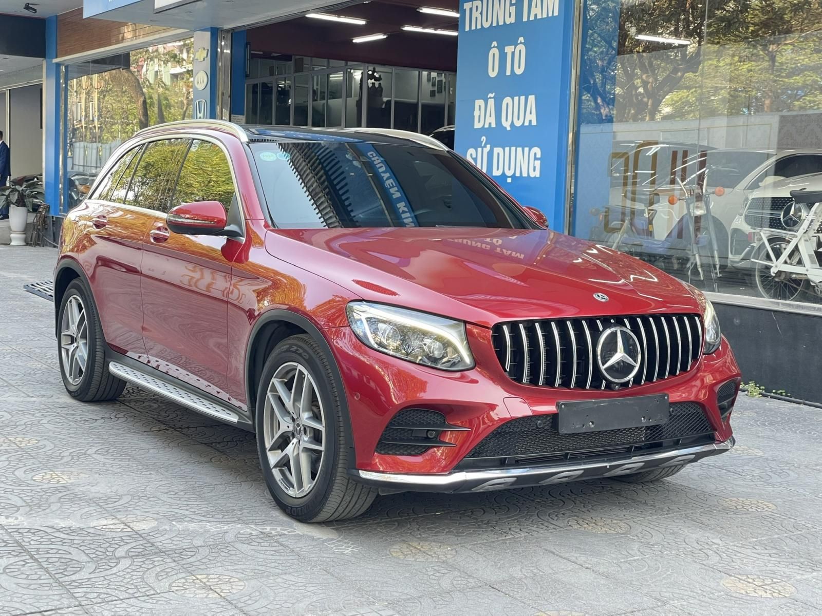 Mercedes-Benz GLC 300 2018 - Cần bán xe màu đỏ