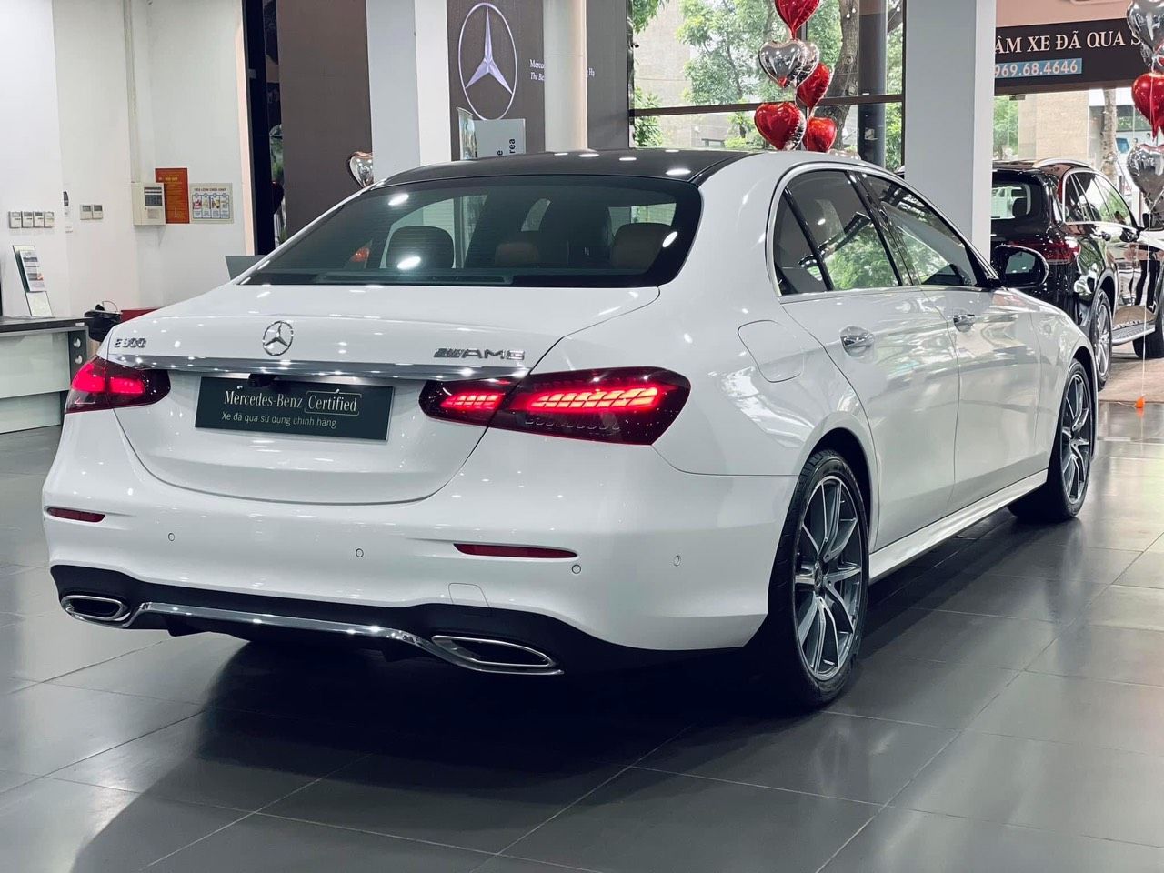 Mercedes-Benz E300 2022 - Màu trắng, giá tốt