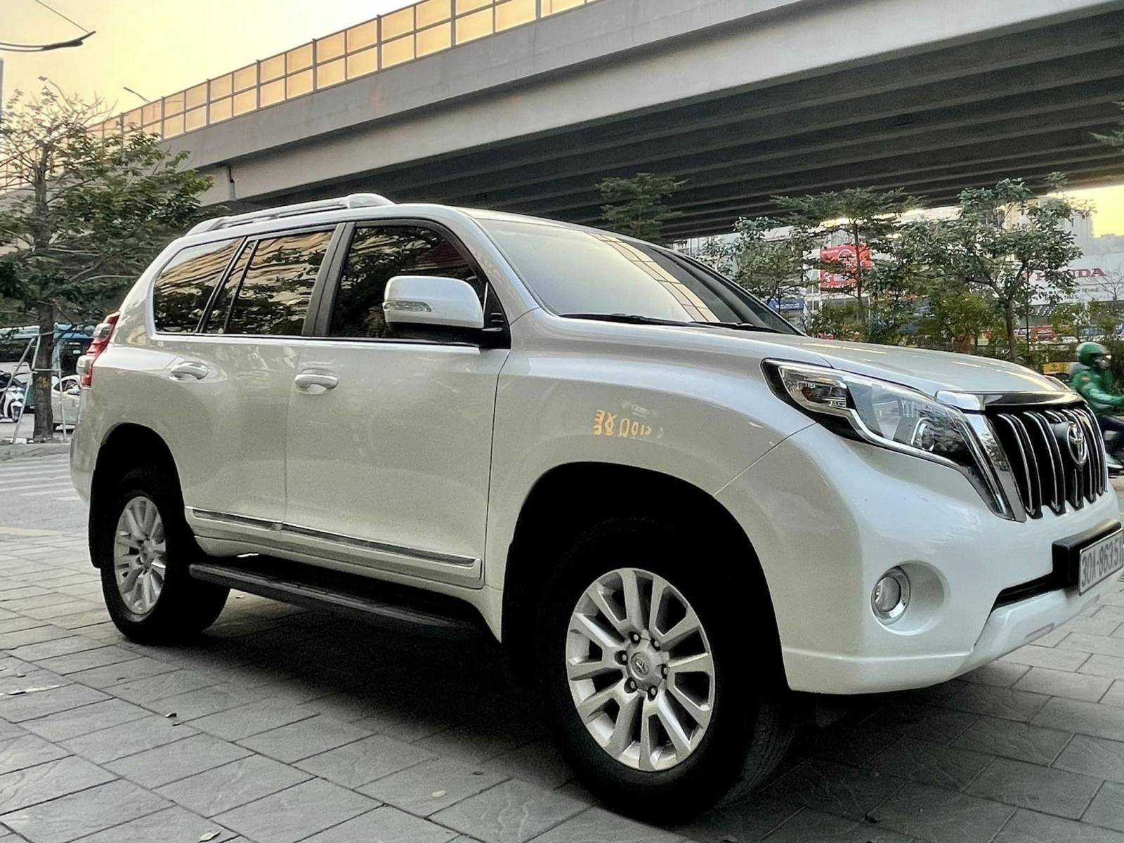 Toyota Land Cruiser Prado 2015 - Màu trắng, nhập khẩu
