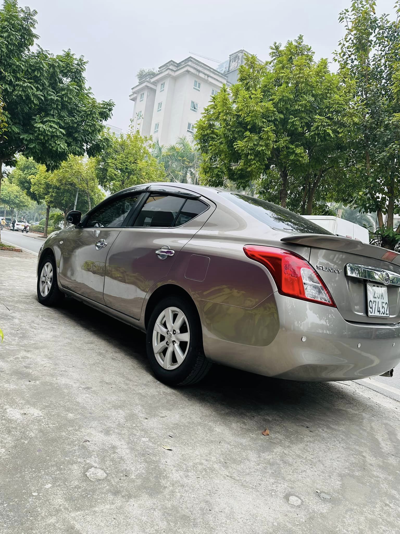 Nissan Sunny 2013 - Màu xám