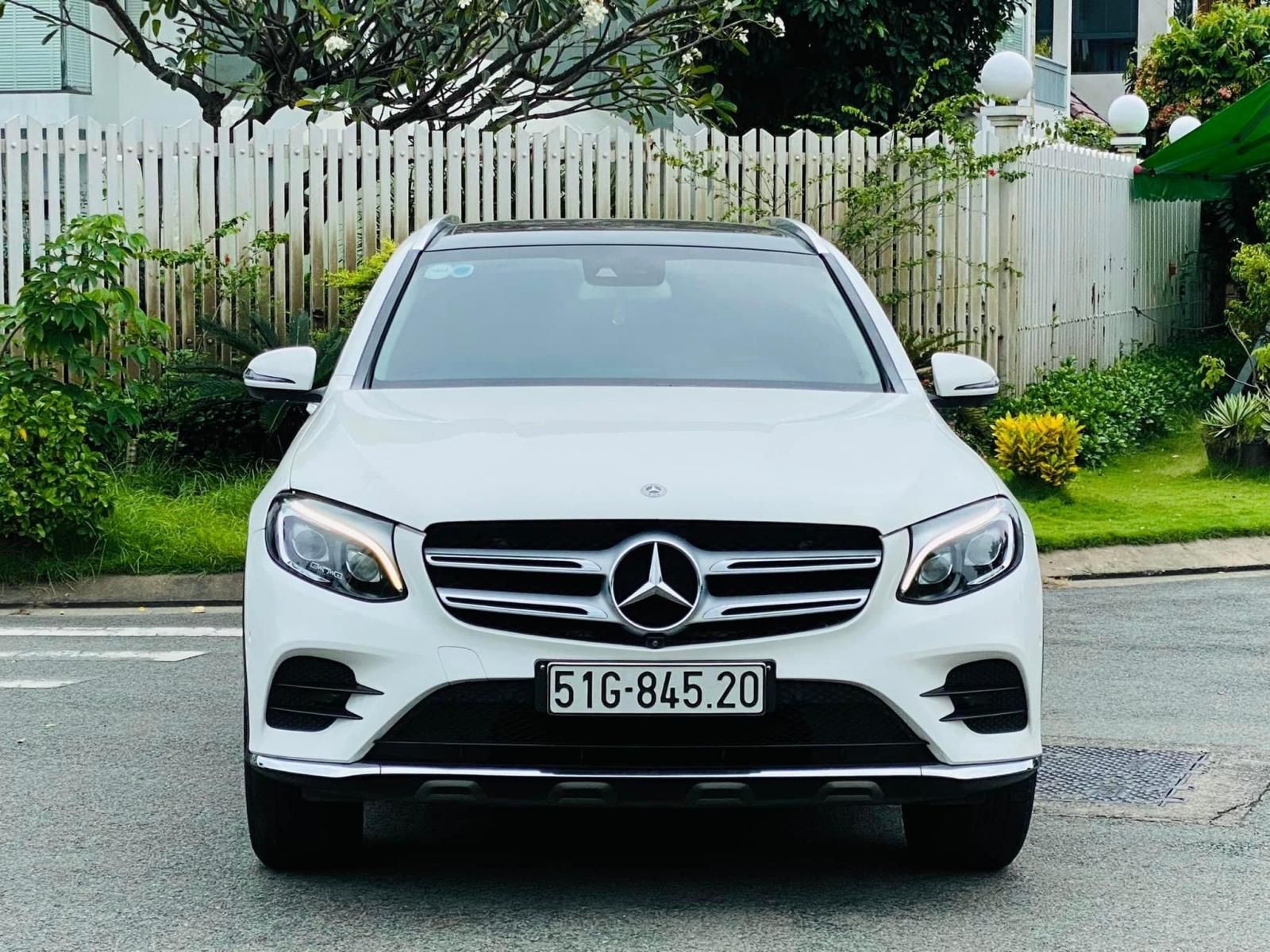 Mercedes-Benz GLC 300 2018 - Màu trắng, nội thất kem