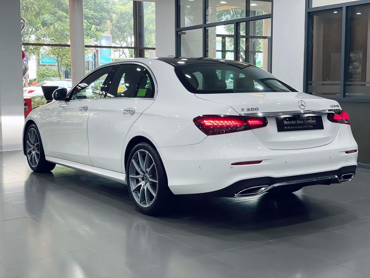 Mercedes-Benz E300 2022 - Màu trắng, giá tốt