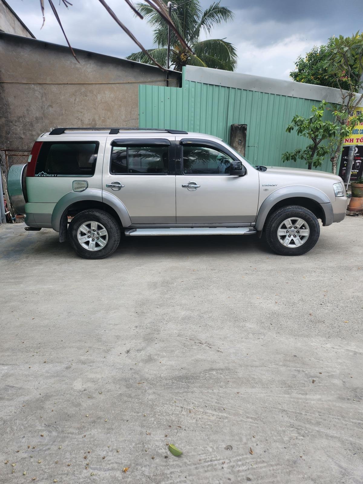 Ford Everest 2009 - Cần bán lại xe giá 318tr