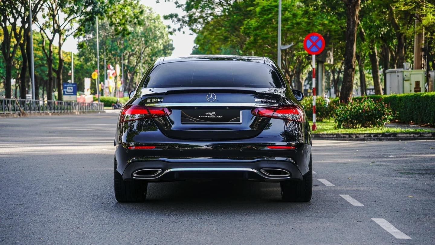 Mercedes-Benz E300 2022 - Nhà đi cần bán xe màu đen, nội thất nâu, đẹp mướt. Xe ở Tân Phú - HCM