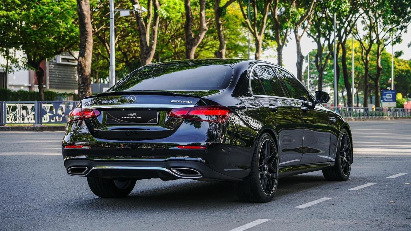 Mercedes-Benz E300 2022 - Nhà đi cần bán xe màu đen, nội thất nâu, đẹp mướt. Xe ở Tân Phú - HCM