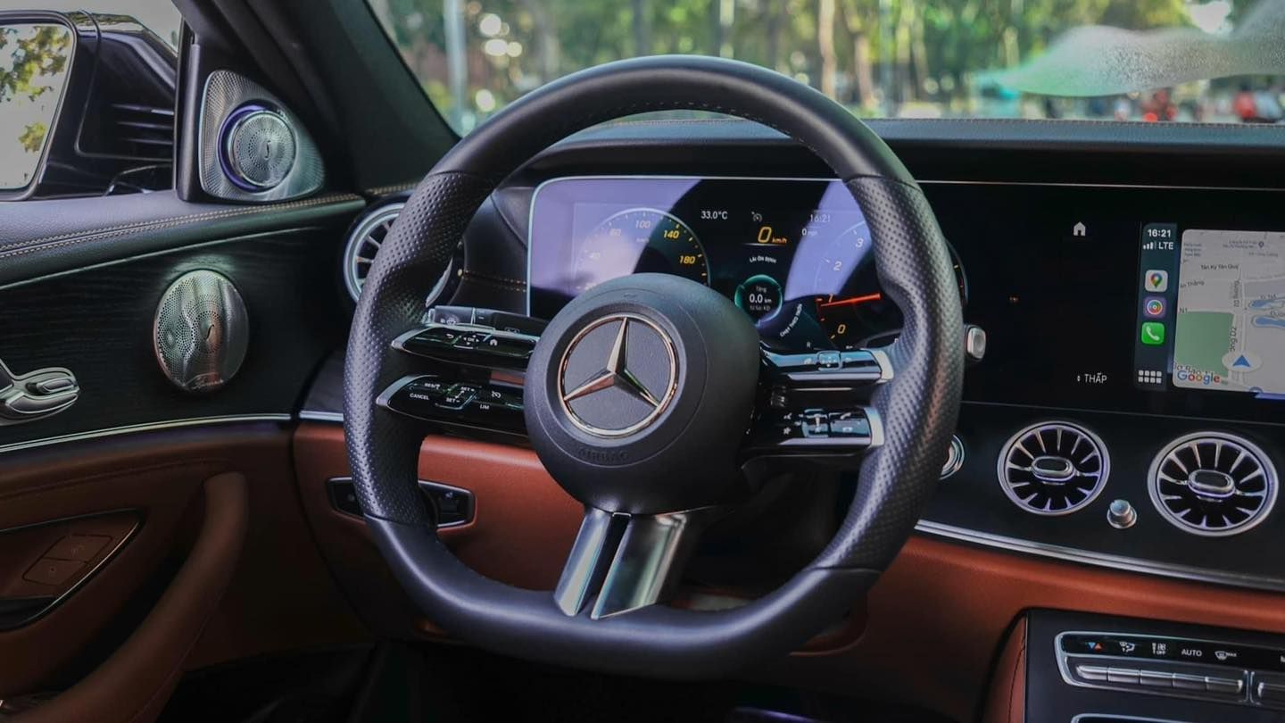 Mercedes-Benz E300 2022 - Nhà đi cần bán xe màu đen, nội thất nâu, đẹp mướt. Xe ở Tân Phú - HCM