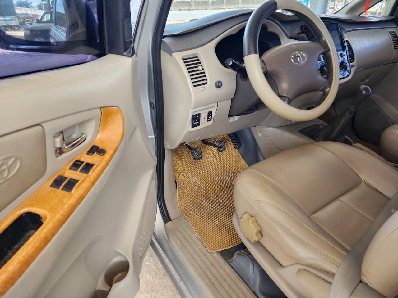 Toyota Innova 2009 - Xe màu bạc