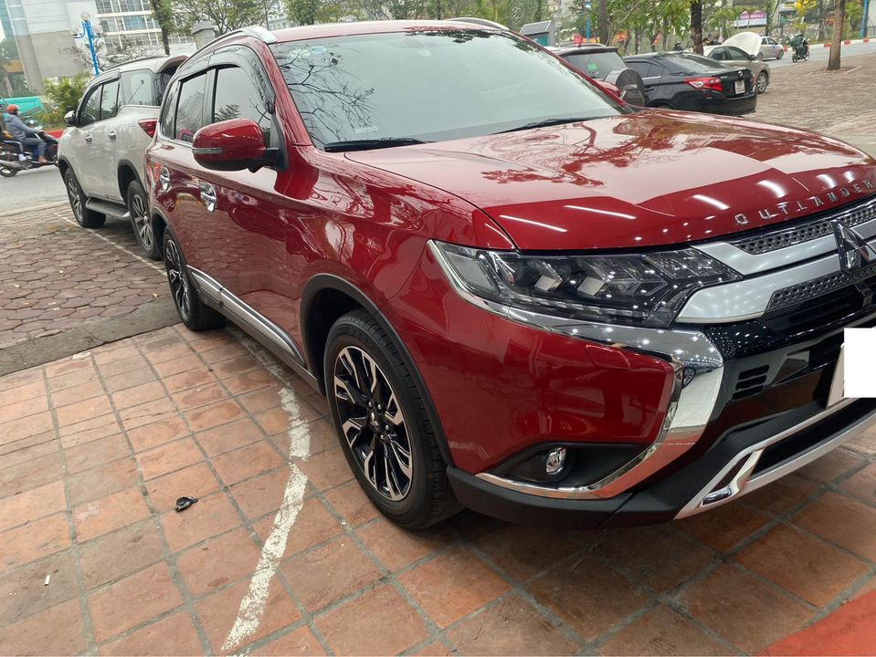 Mitsubishi Outlander 2021 - Màu đỏ giá hữu nghị