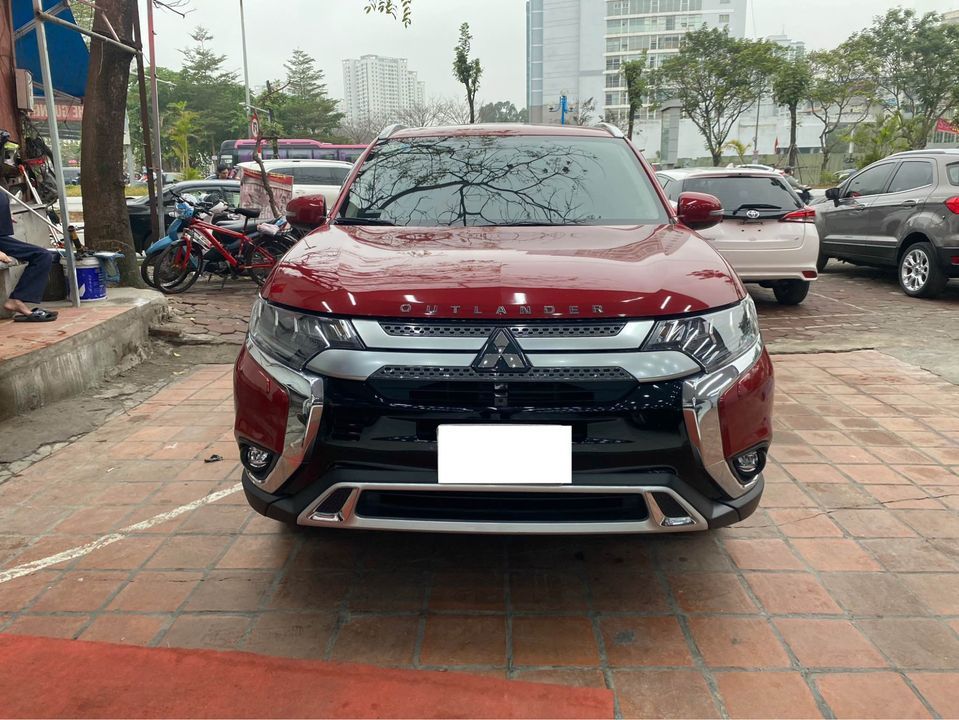 Mitsubishi Outlander 2021 - Màu đỏ giá hữu nghị