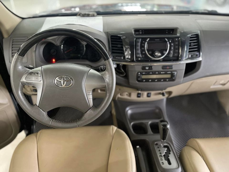 Toyota Fortuner 2013 - Màu đen