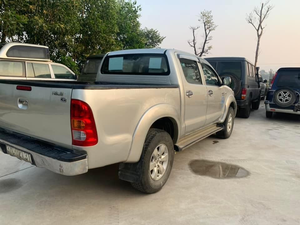 Toyota Hilux 2011 - Xe màu bạc, 328 triệu