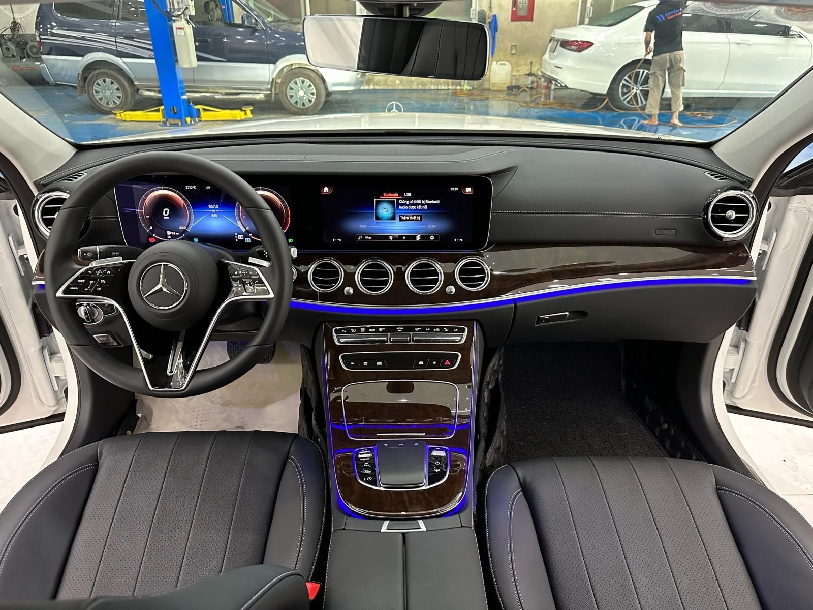 Mercedes-Benz 2022 - Model 2022, màu trắng, nội thất đen