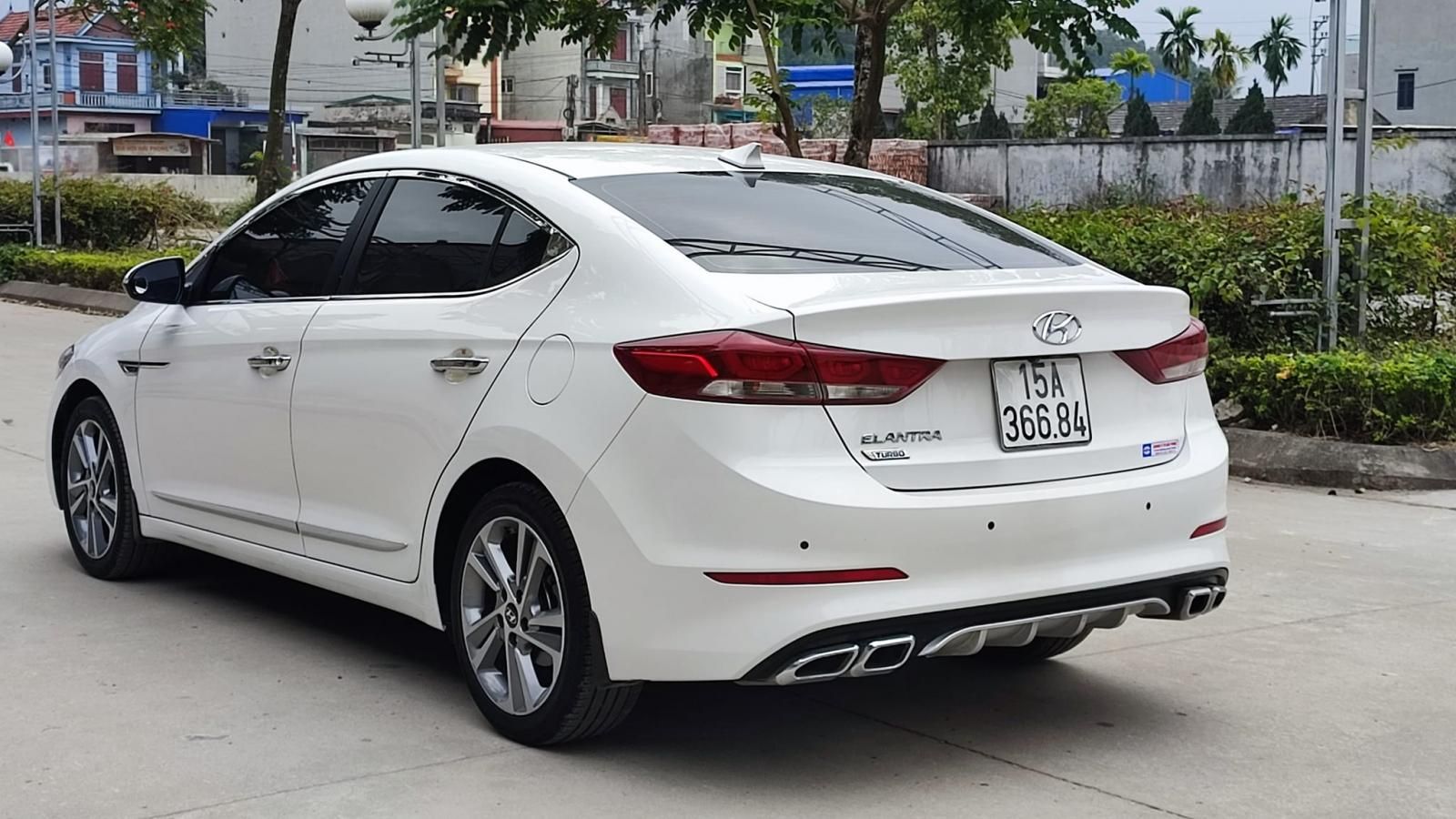 Hyundai Elantra 2018 - Xe màu trắng xe gia đình