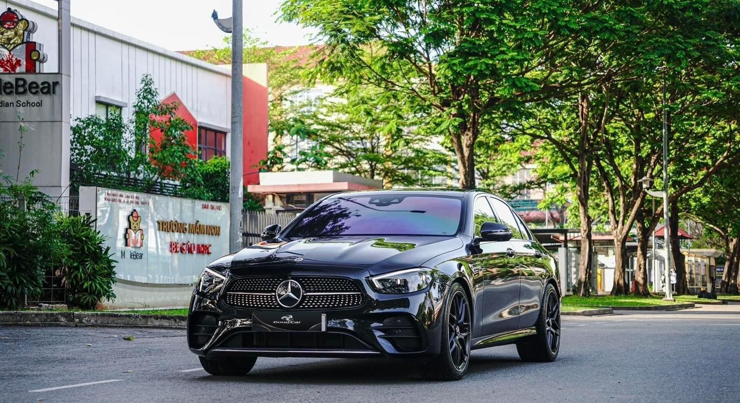 Mercedes-Benz E300 2022 - Nhà đi cần bán xe màu đen, nội thất nâu, đẹp mướt. Xe ở Tân Phú - HCM