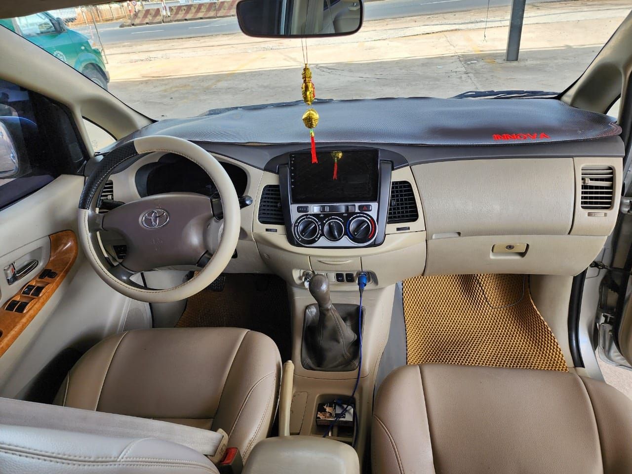 Toyota Innova 2009 - Xe màu bạc