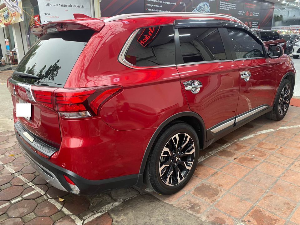 Mitsubishi Outlander 2021 - Màu đỏ giá hữu nghị