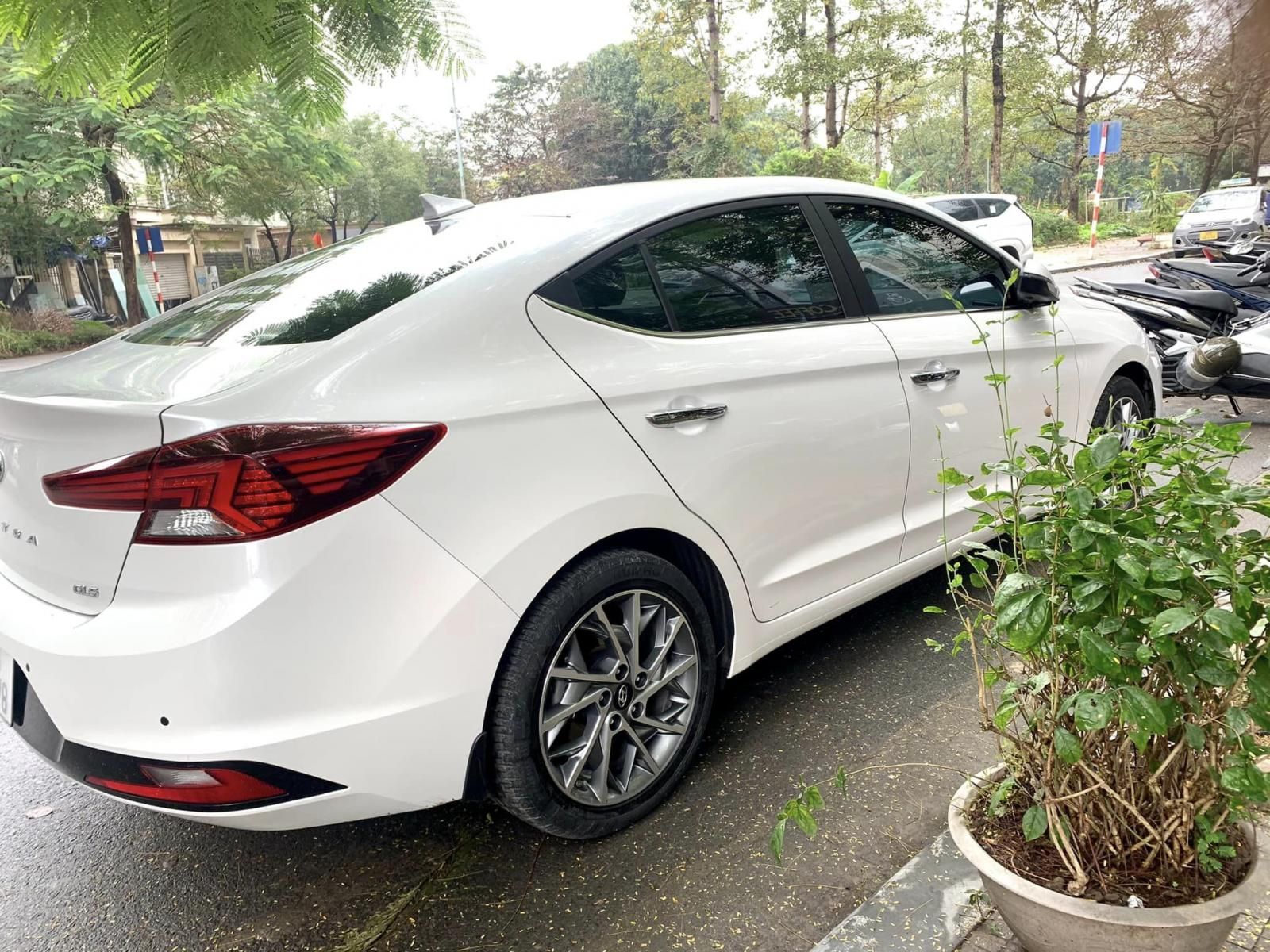 Hyundai Elantra 2022 - Xe màu trắng