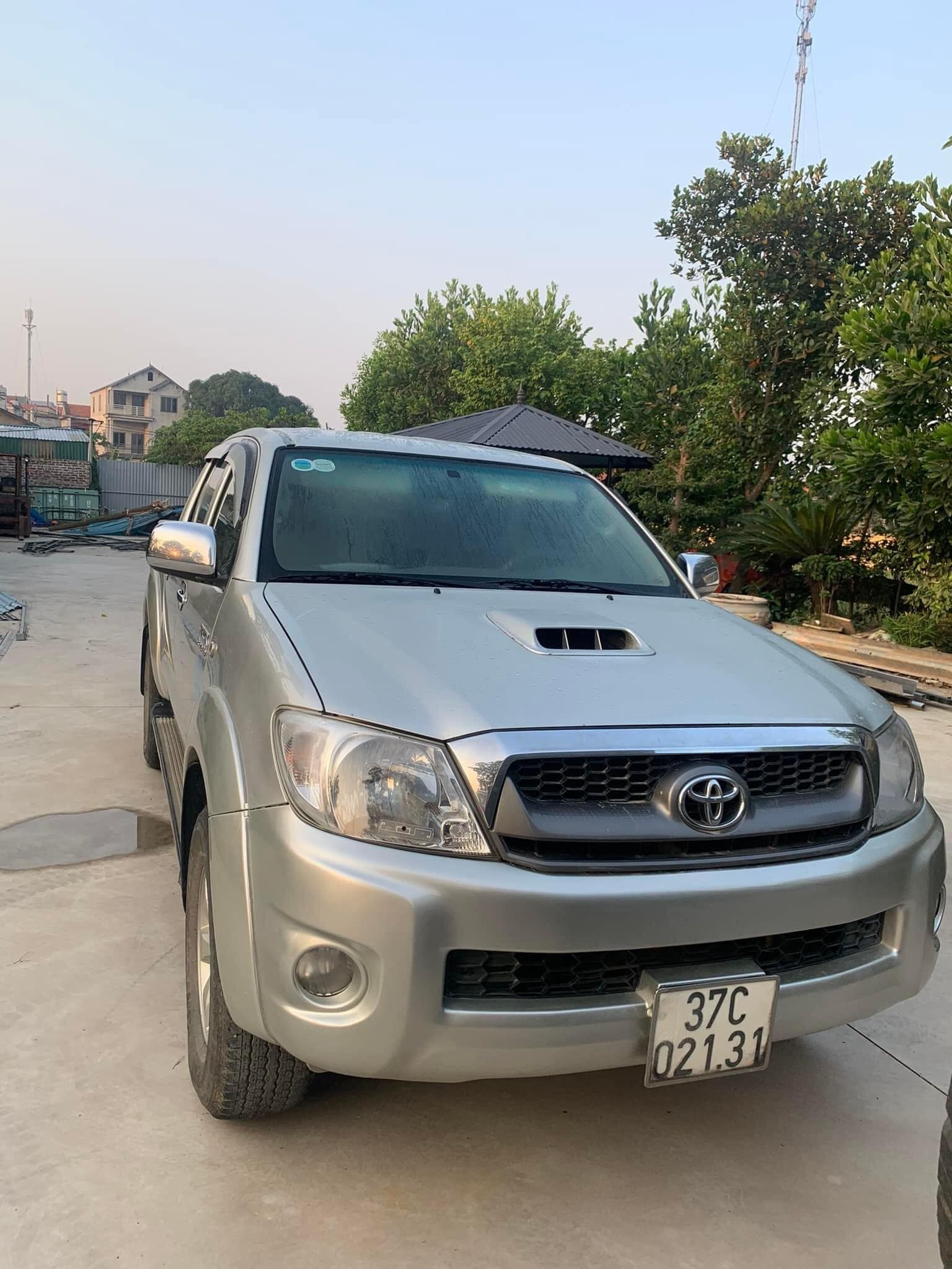 Toyota Hilux 2011 - Xe màu bạc, 328 triệu