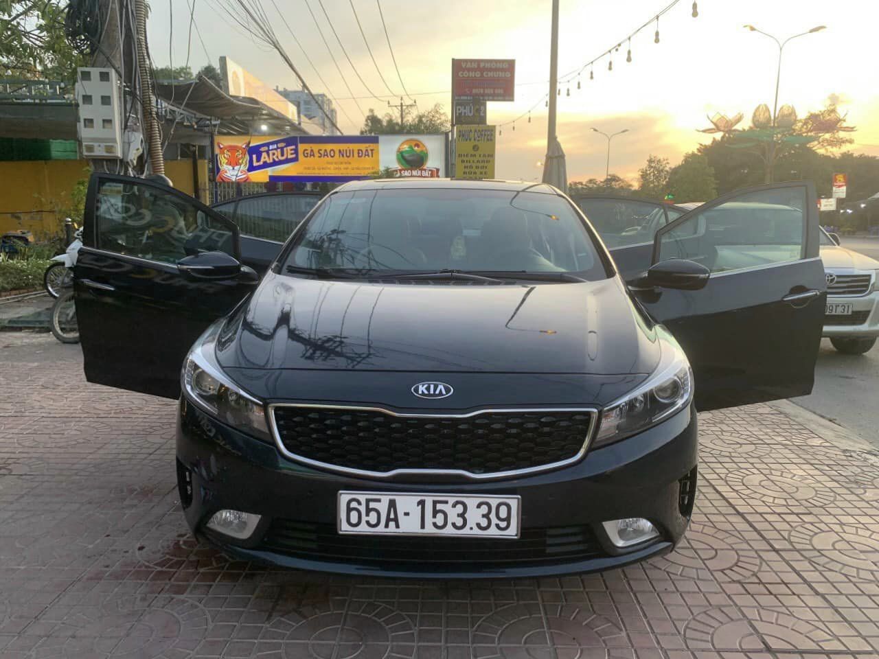 Kia Cerato 2018 - Màu đen, 450tr