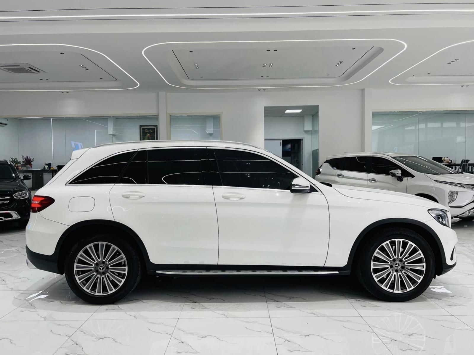 Mercedes-Benz GLC 250 2018 - Màu trắng, nhập khẩu nguyên chiếc