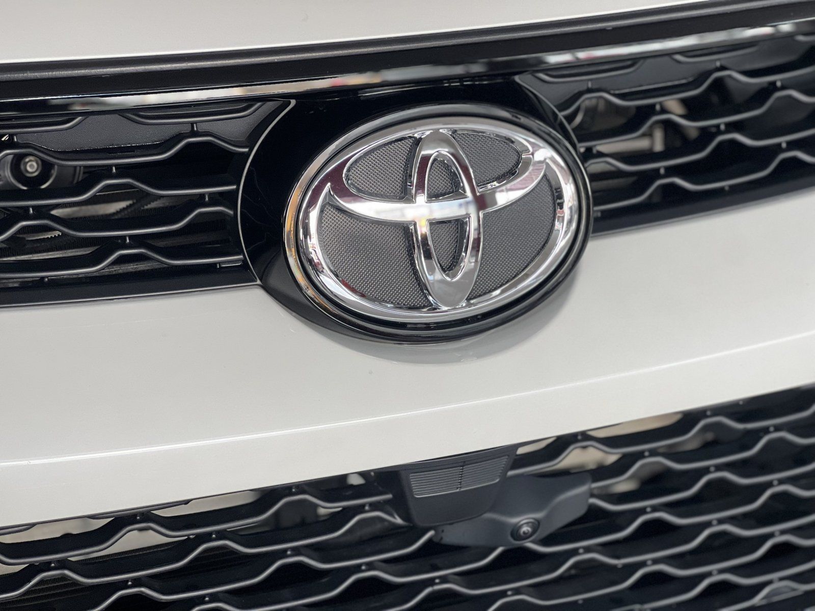 Toyota Fortuner 2022 - Màu trắng