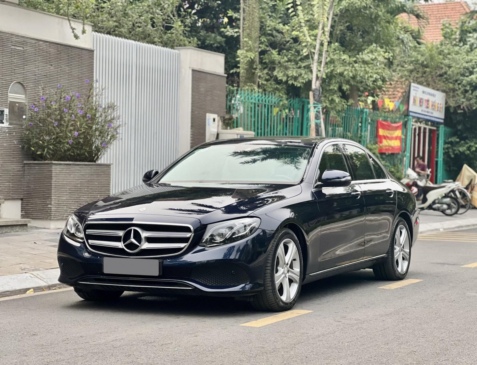 Mercedes-Benz E250 2016 - Màu xanh cavansite, nội thất nâu chocolate đẳng cấp sang trọng và cá tính