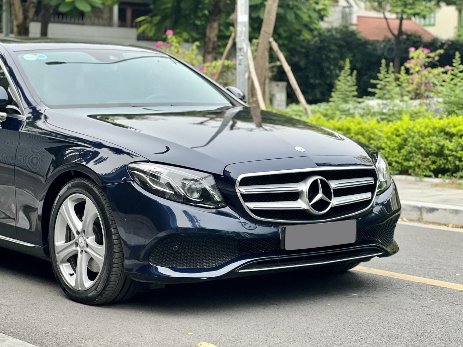 Mercedes-Benz E250 2016 - Màu xanh cavansite, nội thất nâu chocolate đẳng cấp sang trọng và cá tính