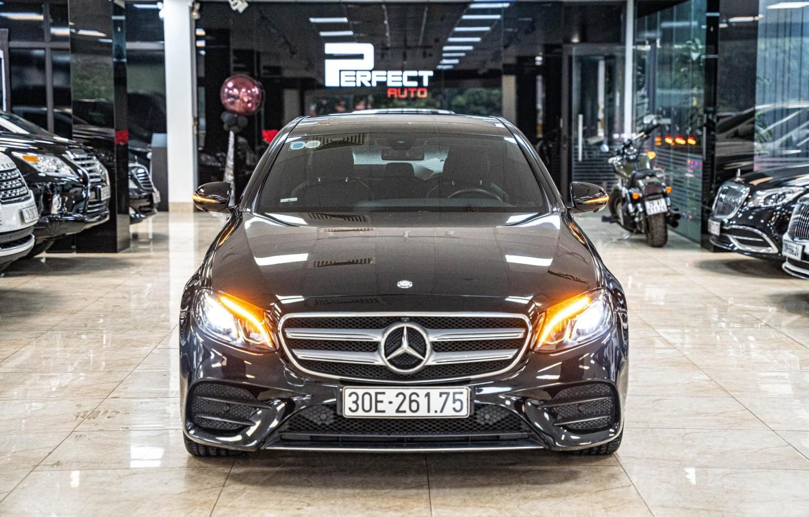 Mercedes-Benz E300 2016 - Màu đen, nhập khẩu nguyên chiếc