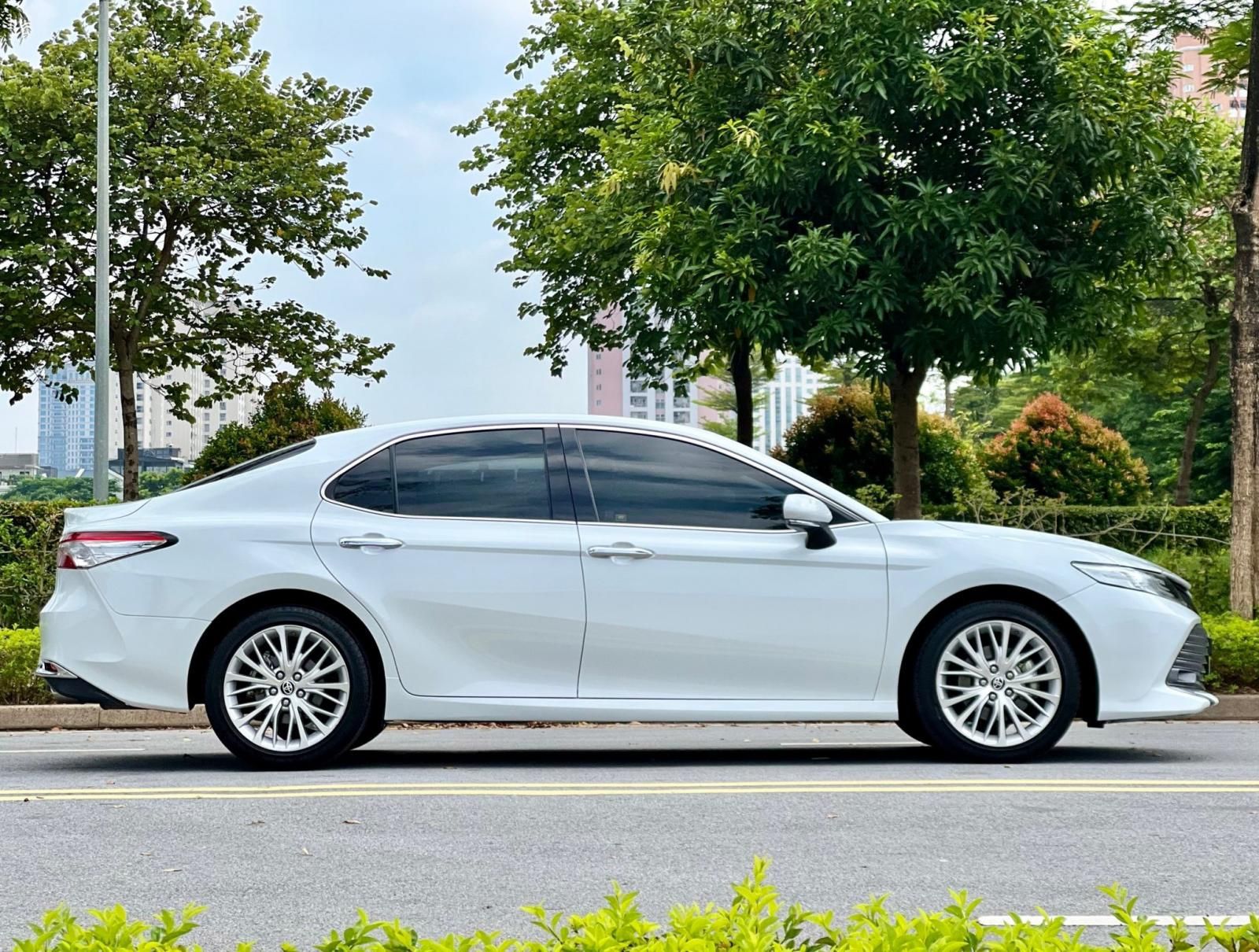 Toyota Camry 2019 - Xe màu trắng, nhập khẩu