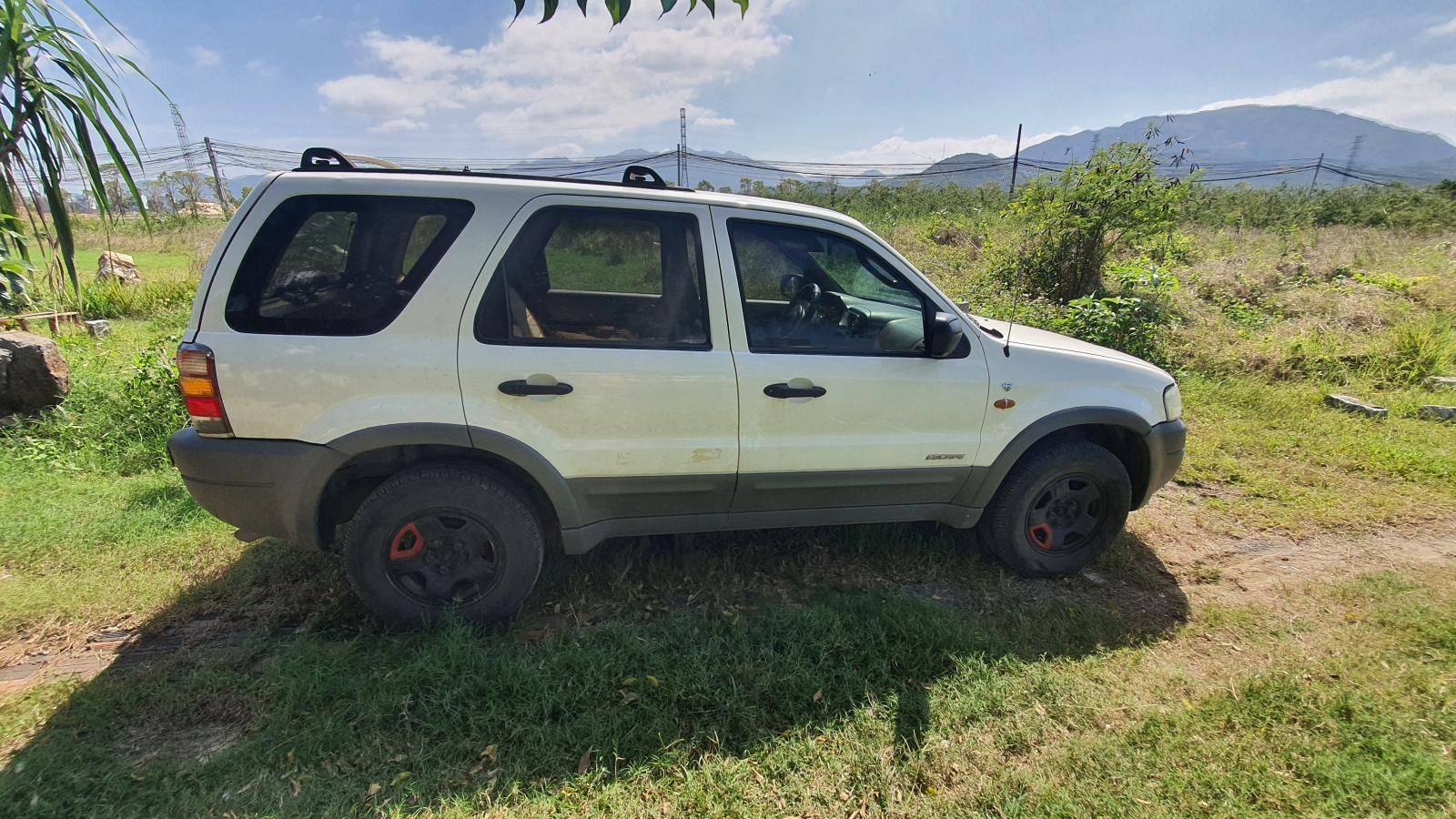 Ford Escape 2001 - Màu trắng, nhập khẩu