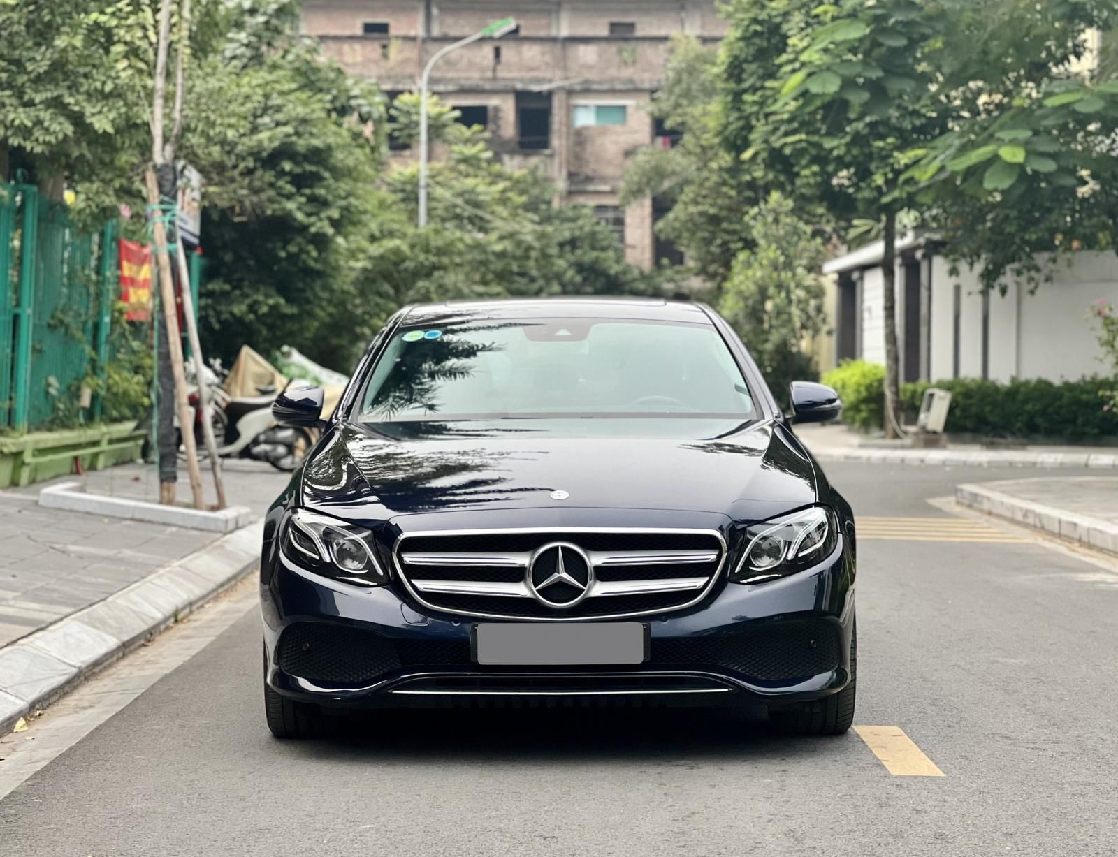 Mercedes-Benz E250 2016 - Màu xanh cavansite, nội thất nâu chocolate đẳng cấp sang trọng và cá tính