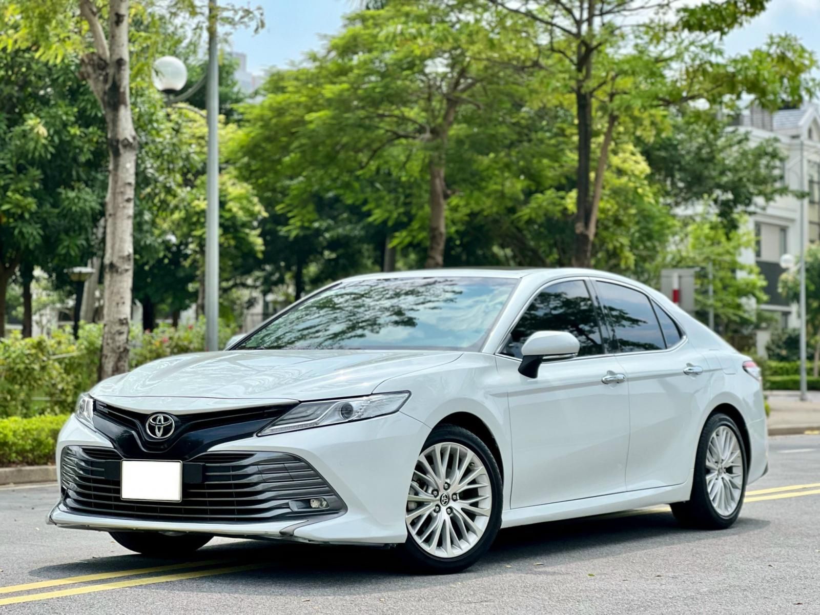 Toyota Camry 2019 - Xe màu trắng, nhập khẩu