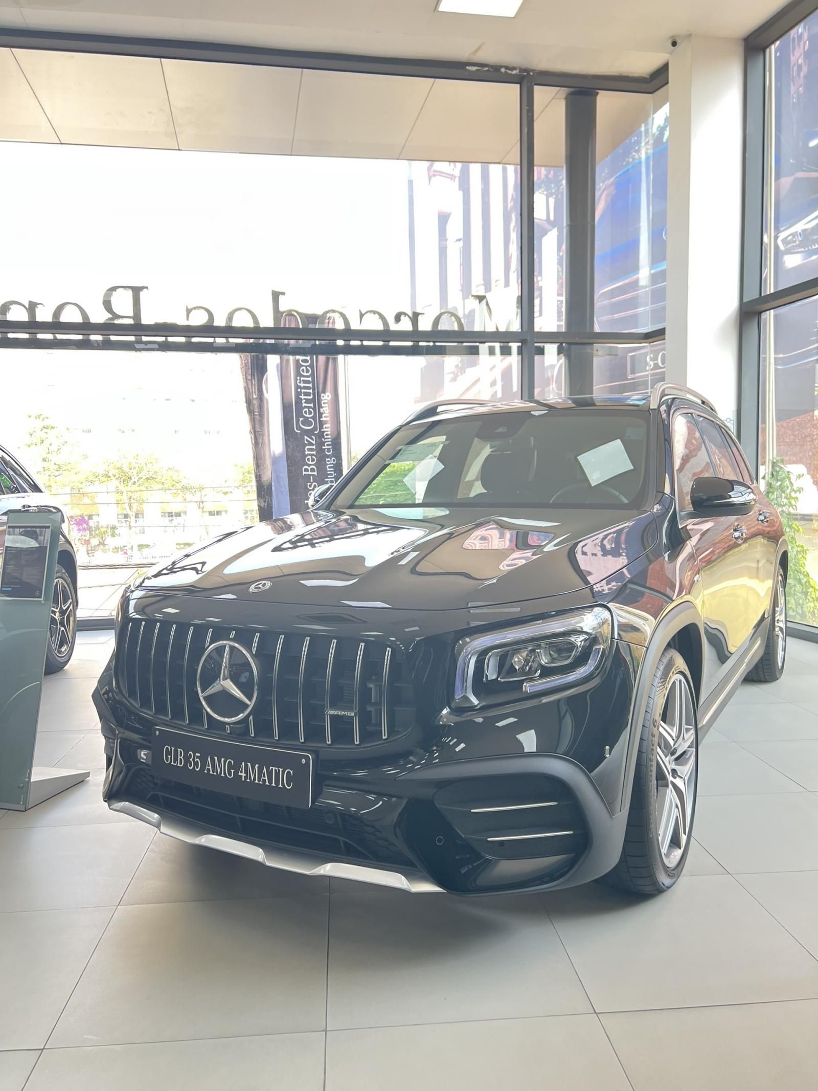 Mercedes-Benz GLB 35 2022 - Xe màu đen, nội thất đen, xe siêu lướt mới 30km