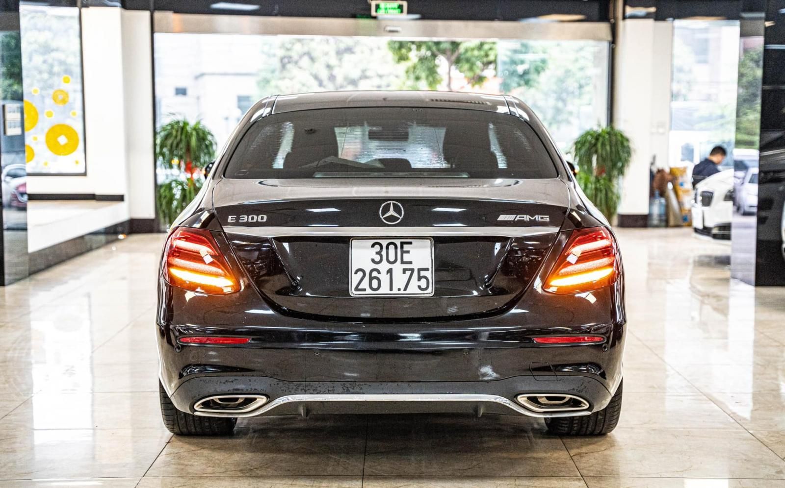 Mercedes-Benz E300 2016 - Màu đen, nhập khẩu nguyên chiếc