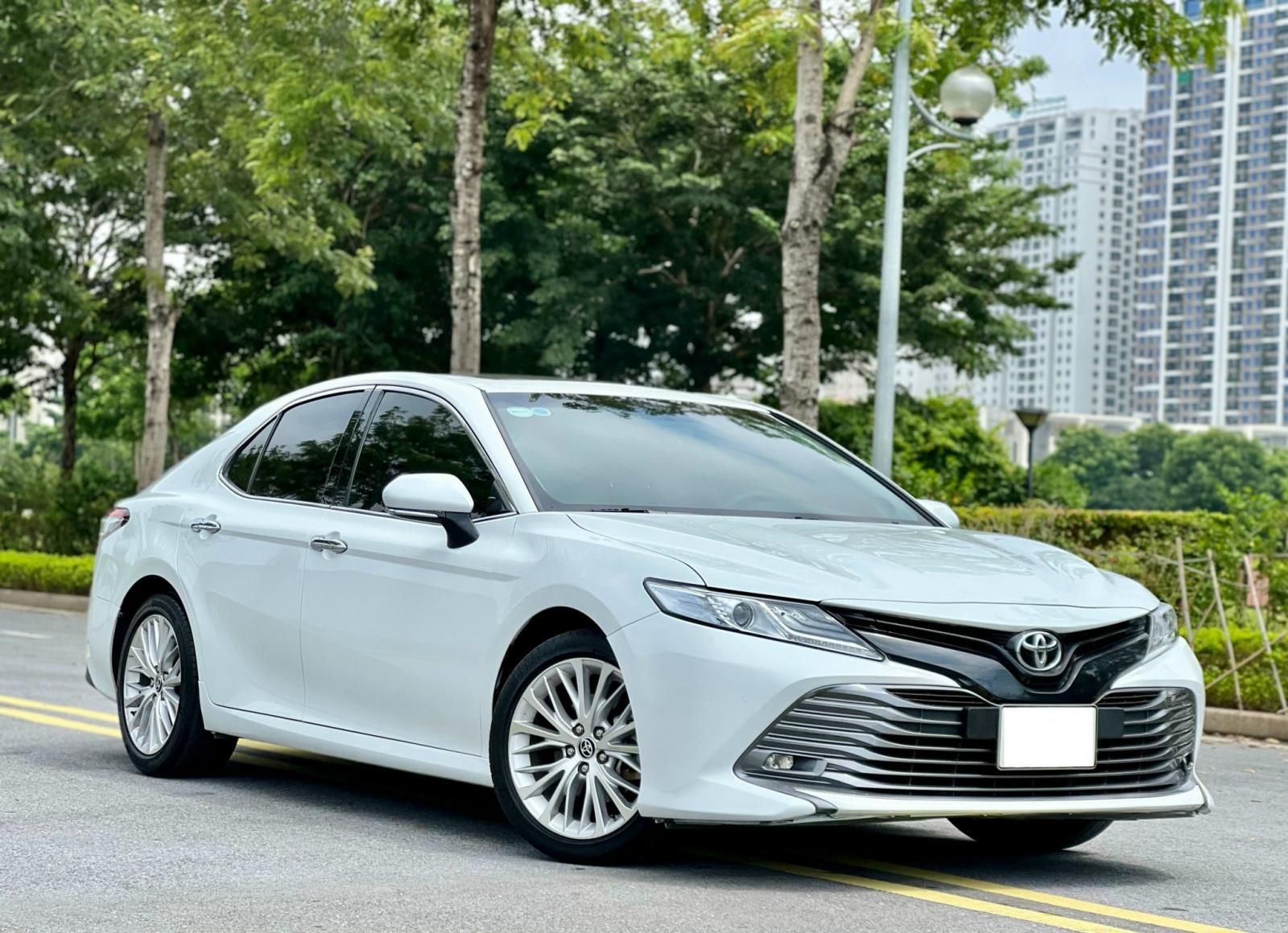 Toyota Camry 2019 - Xe màu trắng, nhập khẩu