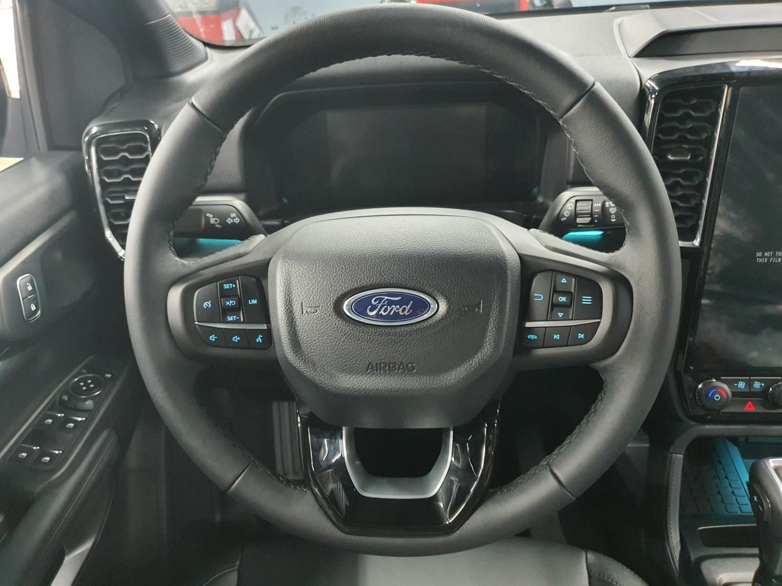 Ford Everest 2023 - Màu đen, nhập khẩu - Giảm tiền mặt + tặng bảo hiểm thân vỏ + tặng phụ kiện chính hãng