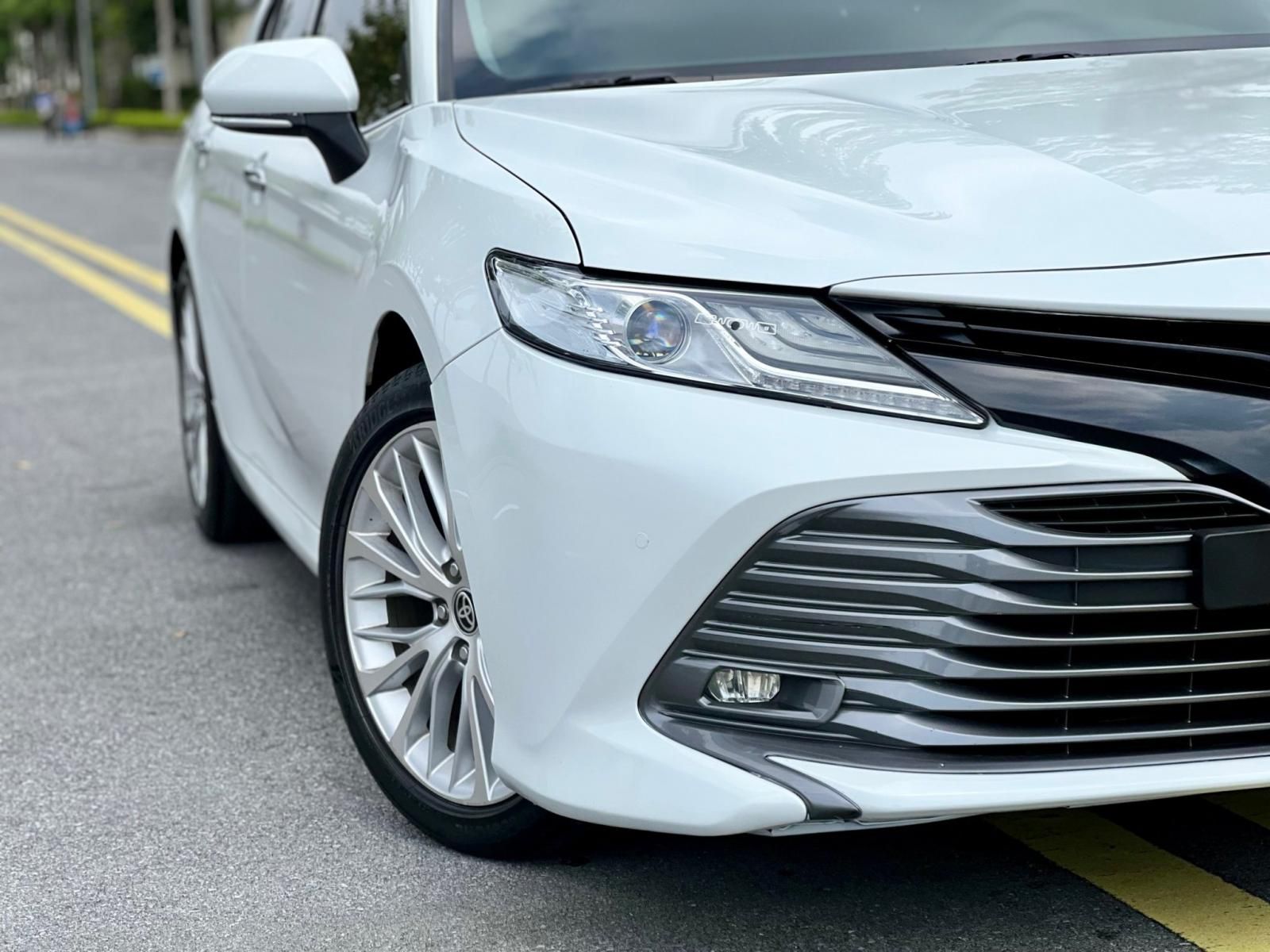 Toyota Camry 2019 - Xe màu trắng, nhập khẩu