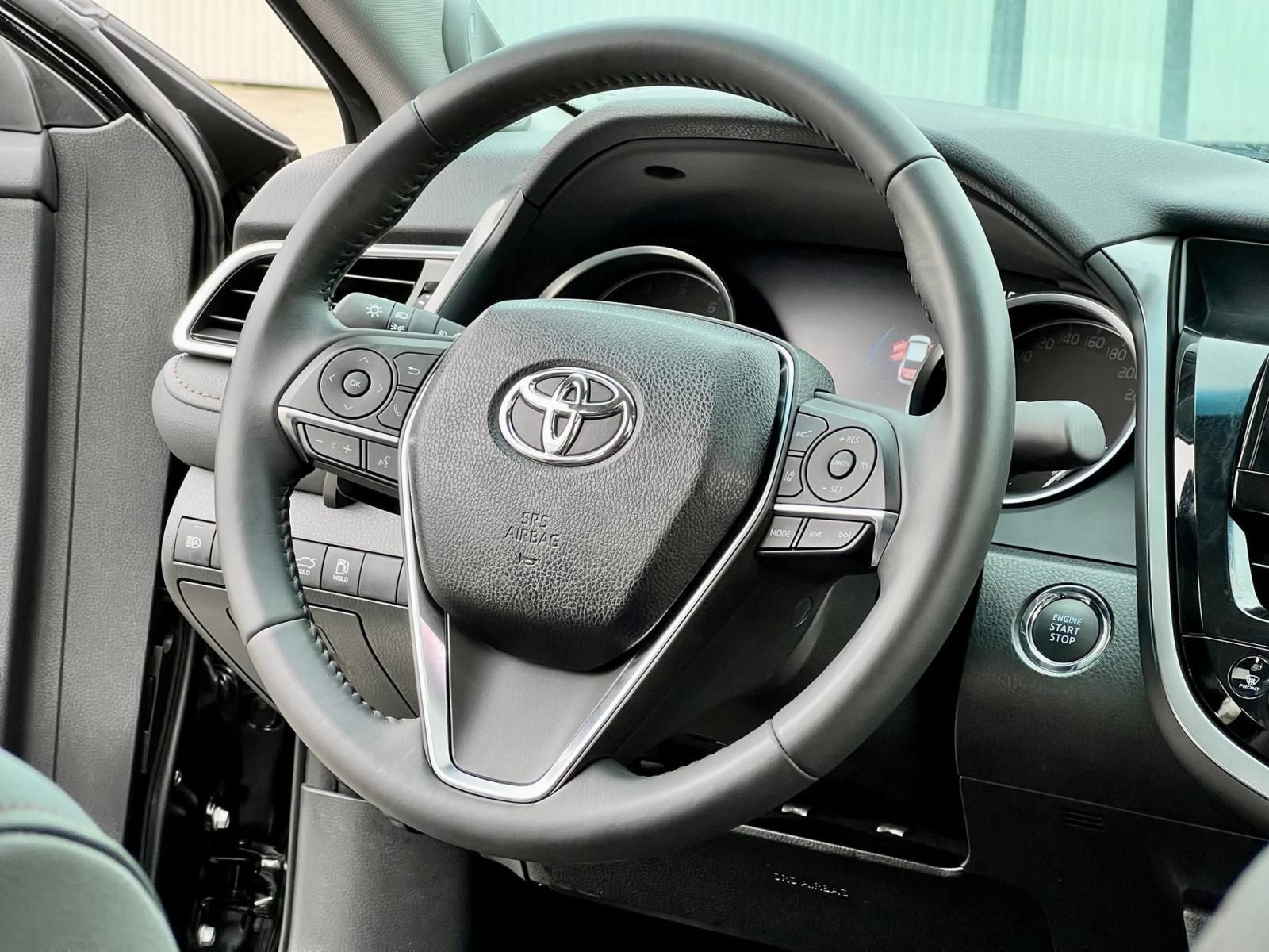 Toyota Camry 2021 - Form mới, biển thành phố