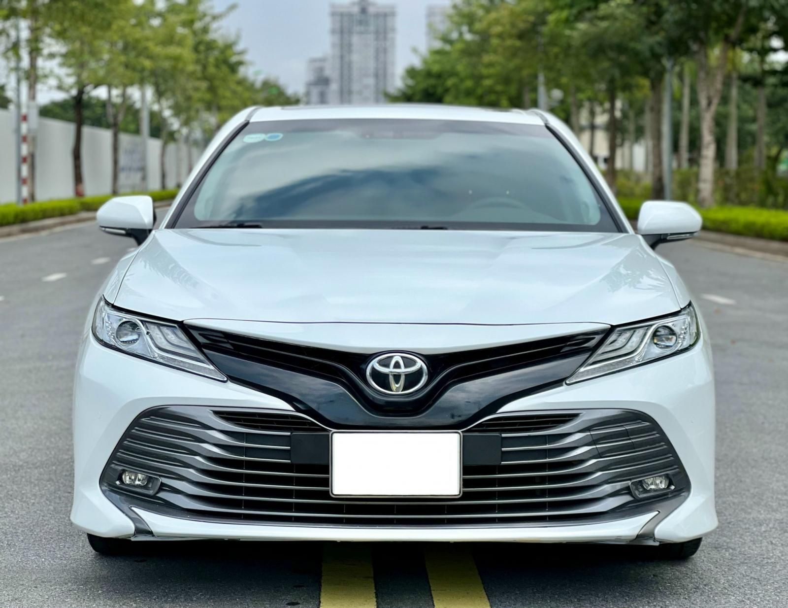Toyota Camry 2019 - Xe màu trắng, nhập khẩu
