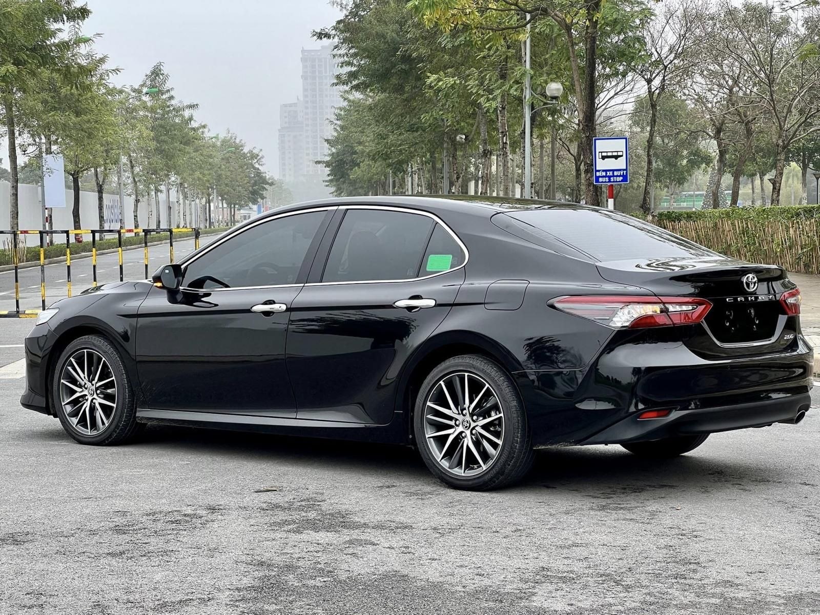 Toyota Camry 2021 - Form mới, biển thành phố