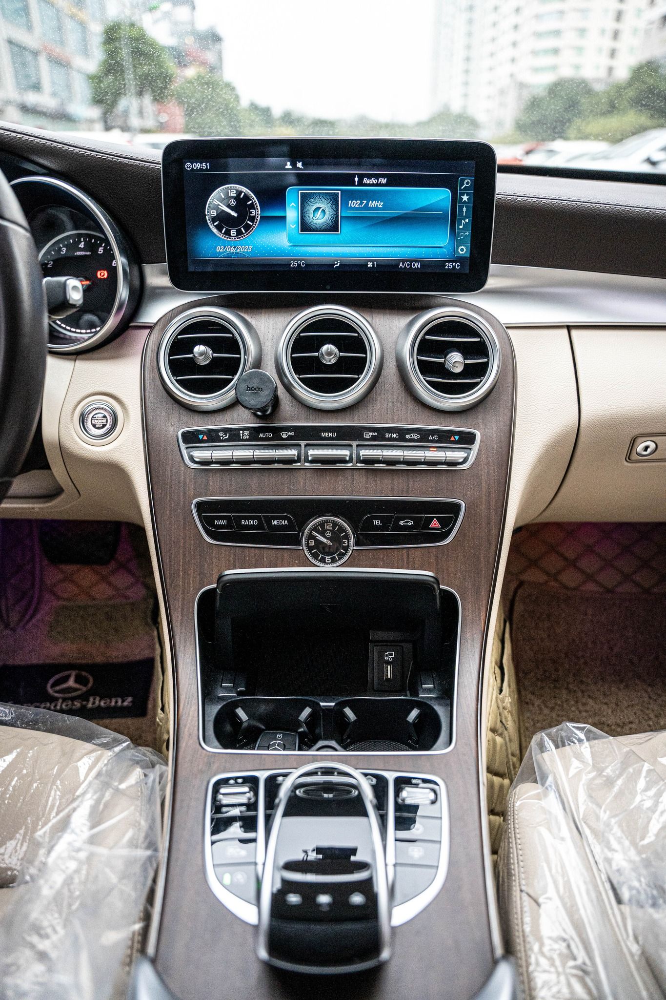 Mercedes-Benz C200 2020 - Màu đen, nhập khẩu nguyên chiếc