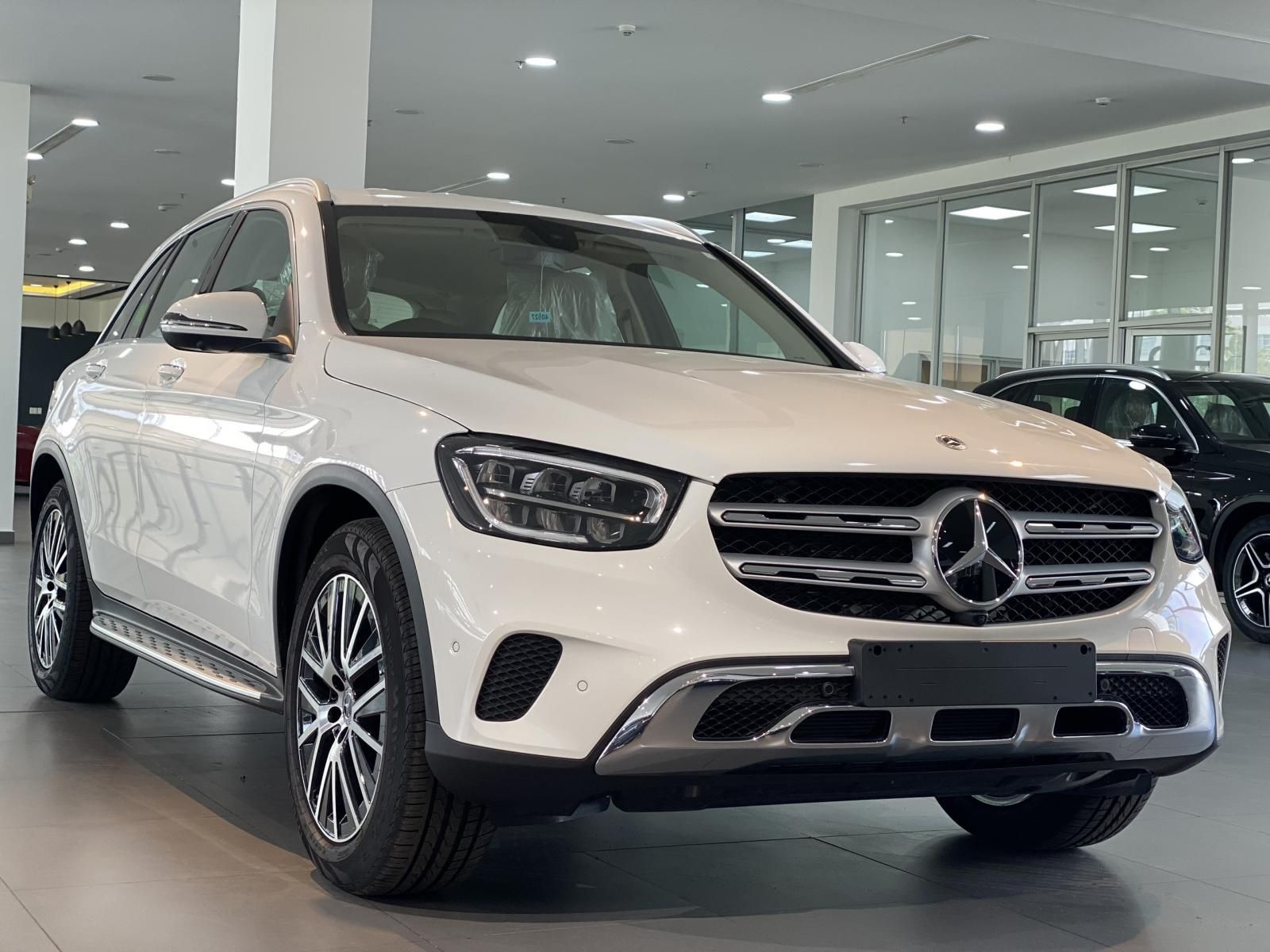 Mercedes-Benz GLC 200 2022 - Trắng nội thất kem, xe lưu kho chính hãng