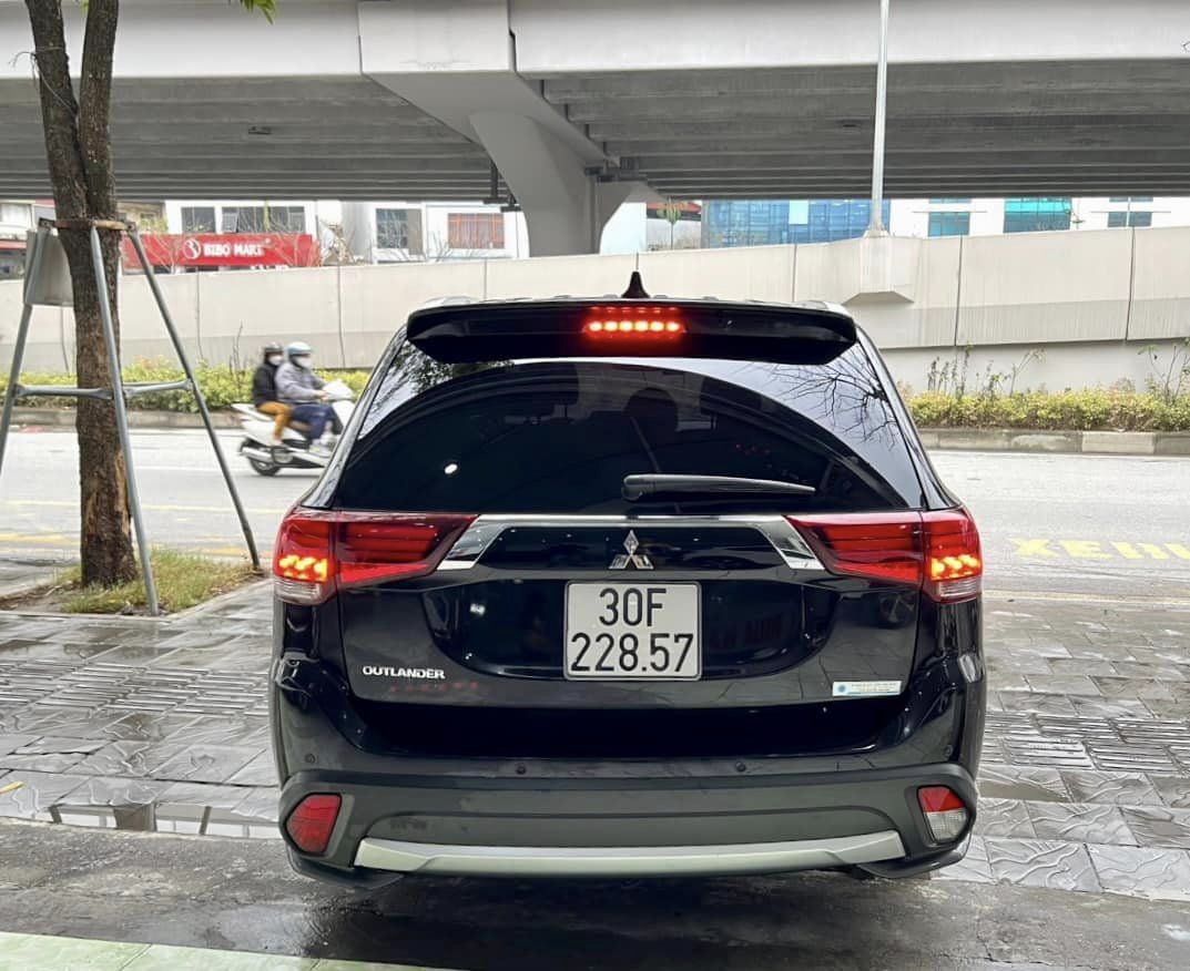 Mitsubishi Outlander 2018 - Màu đen, giá 675tr